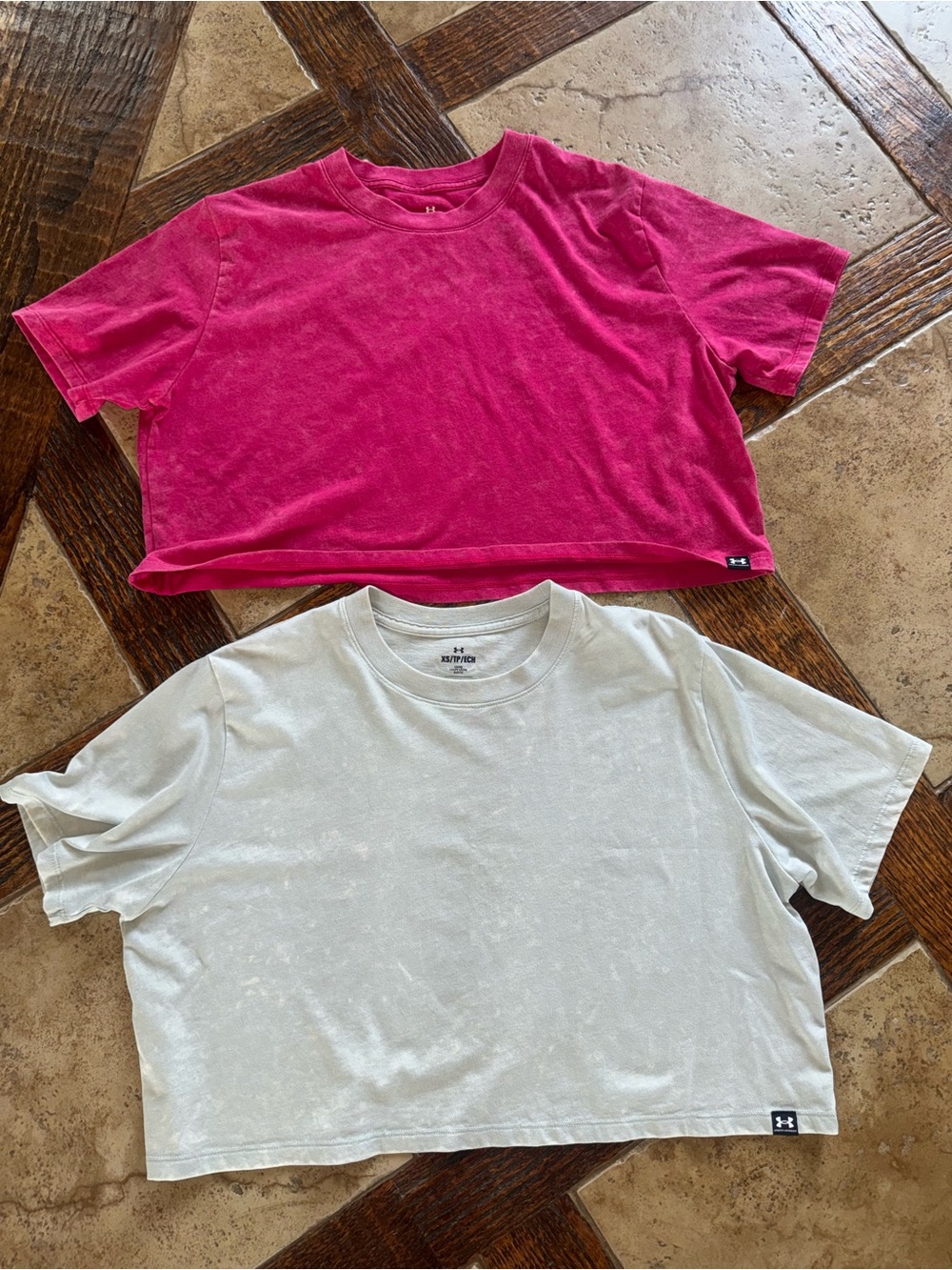 Under armour size XS cropped t shirt set of 2